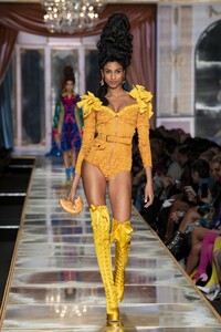 defile-moschino-automne-hiver-2020-2021-milan-look-53.thumb.jpg.f01f86c6a2450cffaf8255b36f8c0265.jpg