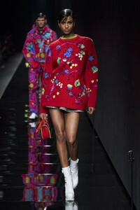 defile-versace-automne-hiver-2020-2021-milan-look-41.thumb.jpg.8a9cdf0fa08dd1f1814f72f0104e41f5.jpg