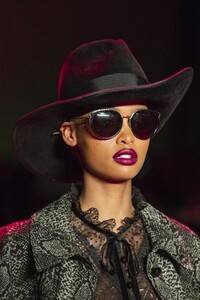 detail-defile-anna-sui-automne-hiver-2020-2021-new-york-detail-144.thumb.jpg.6b6868827df812d9a62482654b785abb.jpg