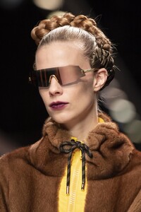 detail-defile-fendi-automne-hiver-2020-2021-milan-detail-107.thumb.jpg.84d6cf14fda01c9c238e7154babb3670.jpg