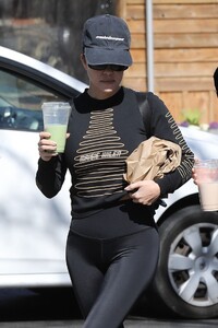 kourtney-kardashian-in-spandex-02-15-2020-0.thumb.jpg.4bce7f01b2bc301f4848a03bf36b6537.jpg