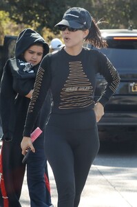 kourtney-kardashian-in-spandex-02-15-2020-3.thumb.jpg.bab8fb4ea1a2ed1fbdfeee42b524acbb.jpg