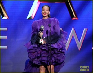 rihanna-accepting-presidents-award-nacp-image-awards-05.jpg