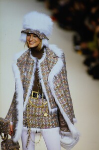 1060619083_chanel-fw-1994(2).thumb.jpg.0395b0a7c883a9e40a652f393950e670.jpg