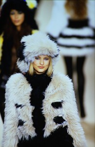 1344130114_chanel-fw-1994(6).thumb.jpg.a13c9a47e45ca9598ddc787b2bb45507.jpg