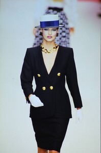 1347533801_YvesSaintLaurent1996SS(8).thumb.jpg.8d170bddf296c7500671c5730ba22e77.jpg