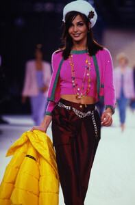 1518112208_chanel-fw-1996(5).thumb.jpg.d6cf0901820bf1bc896098f5da018c4a.jpg