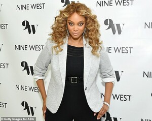25611862-8081789-Smize_Tyra_could_not_help_but_show_off_her_perfected_smize_at_th-a-91_1583477179729.jpg