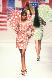 261152138_EmanuelUngaro1995WomenRTW9.thumb.jpg.7bb0c0ab19ca44bacb1ead7f689231b1.jpg