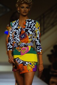 953389416_versace-hc-ss-1991(1).thumb.jpg.ddb9f5e8984446b97196db9faf869e26.jpg