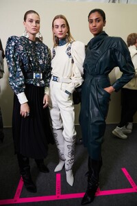 backstage-defile-isabel-marant-automne-hiver-2020-2021-paris-coulisses-95.thumb.jpg.7eaf7f8b50cd25ca58c28f23dcb57979.jpg