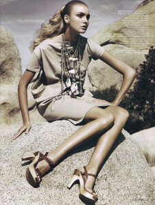 Vogue UK (March 2007) - Super Natural - 004.jpg