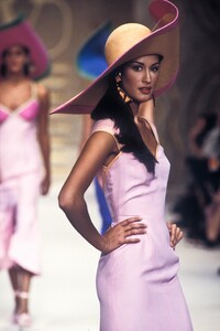 1676980660_Valentino1993WomenRTW195.thumb.jpg.899e53f8d9b12f406ea5c5601072eff0.jpg