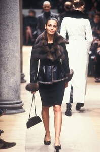 2017175682_Fendi1996WomenRTW81.thumb.jpg.86341bd73d00c6545a5c75da2db408de.jpg