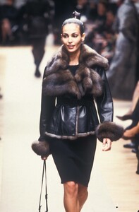 558902584_Fendi1996WomenRTW82.thumb.jpg.ea1b545458f4a482737db8403aa0d460.jpg