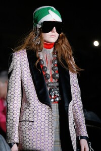 00025-gucci-details-spring-2019-ready-to-wear.thumb.jpg.303070746564db612f1dbd5de90ac39e.jpg