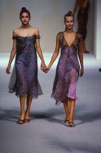 1043683953_korina-blumarine-ss-1997(3).thumb.jpg.a7ef416940cc305581627eaf16d6461e.jpg