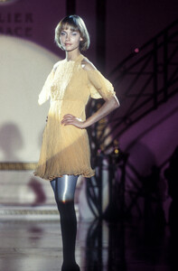 193831134_GianniVersace1994HauteCouture21.thumb.jpg.0c4abcab99a1ba3427dbd90fb329740d.jpg