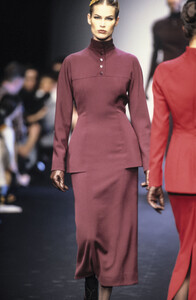 273804628_Lanvin1993WomenRTW61.thumb.jpg.b6d38ac6b1e663ec4420f36eac9168d4.jpg