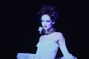 587203126_thierry-mugler(3).thumb.jpg.945136debde7b476c4380a06cd8a7d62.jpg