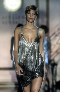 976755556_GianniVersace1994HauteCouture12.thumb.jpg.e9ea5cc3a0a2bfd31d35e93edc297598.jpg