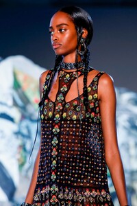 Alexander-McQueen-RTW-SS19-Paris-8862-1538426023.thumb.jpg.6f15a883abf35d9110d16ebea31b43c2.jpg