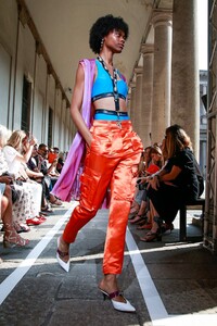 Blumarine-RTW-SS19-Milan-0960-1537521214.thumb.jpg.7189e4742db2ae232902941ea85b0298.jpg