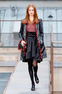 Chanel-RTW-SS20-Paris-2403-1569927316.thumb.jpg.8a0dd1945a4a00196e346c2ef1cccc55.jpg