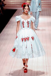 Dolce-Gabbana-RTW-SS19-Milan-0124-1537709572.thumb.jpg.570c6aa30c42d4b45e5dca841da01426.jpg