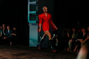 Gareth-Pugh-RTW-SS19-London-34249-1537036540.thumb.jpg.80a42999bda49362c775b7549bac39fd.jpg