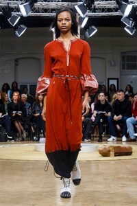 JW-Anderson-RTW-FW17-London-3207-1505564381.thumb.jpg.8ac9a5b9b562d5ce1cecbe850e9135c0.jpg