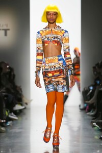 Jeremy-Scott-RTW-FW18-New-York-0735-1518125839.thumb.jpg.f673540fbdfa4c5133573e55275cf09e.jpg