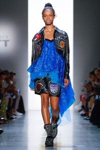 Jeremy-Scott-RTW-SS19-New-York-5831-1536286513.thumb.jpg.6738e7923a9bbf4c0f0fe56f2b52334c.jpg