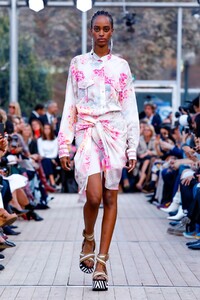 Leonard-Paris-RTW-SS19-Paris-7423-1538397875.thumb.jpg.e442be8074104d9953c4c5ada7be21f3.jpg