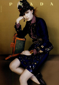 Meisel_Prada_Spring_Summer_2005_04.thumb.png.62143d797bbef7699d6db07cc7af1d8e.png