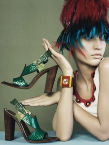 Meisel_Prada_Spring_Summer_2005_08.thumb.png.fe3531c3b6b1329616793a1d8b1477ef.png