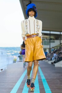 Miu-Miu-Cruise-2020-Paris-0627-1561839613.thumb.jpg.8f5406809e72b5526d8646665a15adeb.jpg