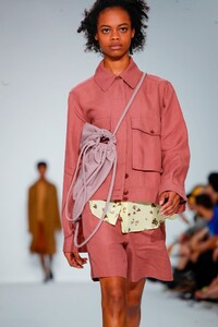 Paul-Smith-Men-SS20-Paris-8145-1561304091.thumb.jpg.a32846666e4c5a83024c72dba4b9d67f.jpg