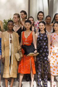 backstage-defile-altuzarra-printemps-ete-2019-paris-coulisses-148.thumb.jpg.6035b59d942910f72eb285bc9e64c9a4.jpg