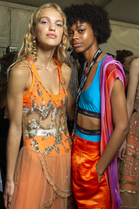 backstage-defile-blumarine-printemps-ete-2019-milan-coulisses-109.thumb.jpg.2fa27d2deaa7141b8daea6232897794c.jpg