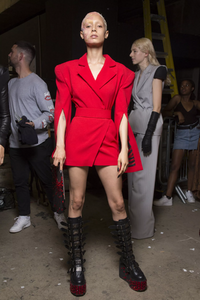 backstage-defile-gareth-pugh-printemps-ete-2019-londres-coulisses-90.thumb.jpg.24012d954a2a7d79bd432742d490046c.jpg