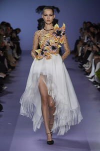 defile-georges-hobeika-printemps-ete-2020-paris-look-3.thumb.jpg.074fdf554b99d5f2dd1ea611f2d18f40.jpg