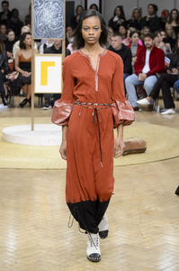 defile-jw-anderson-printemps-ete-2018-londres-look-18.thumb.jpg.b3fdc0ffd5d1f5defc63a9158c698feb.jpg