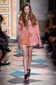 defile-kristina-ti-printemps-ete-2016-milan-look-6.thumb.jpg.2d434f61230962282da8d4acb00d2284.jpg