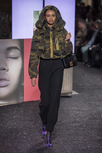 defile-miu-miu-automne-hiver-2019-2020-paris-look-13.thumb.jpg.5e227cb9a8b6456056718e6fc623a311.jpg