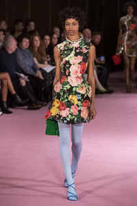 defile-richard-quinn-printemps-ete-2020-londres-look-26.thumb.jpg.9c3c98e4713c00793f102118d671d782.jpg