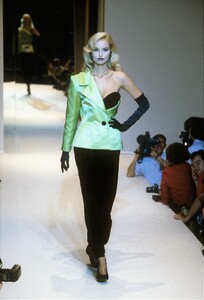 1269625722_givenchy-fall-1995-couture(6).thumb.jpg.8be798bc63a6a486852873b5bd4ad672.jpg