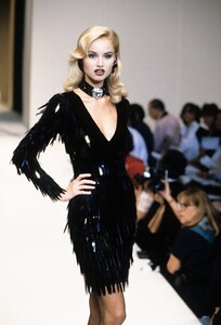 268643472_givenchy-fall-1995-couture(3).thumb.jpg.20bacef784be49cdced925d6333a5d78.jpg