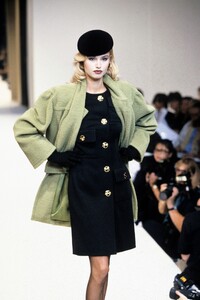 652479407_givenchy-fall-1995-couture(1).thumb.jpg.d6e4b18b0487ab5534f8f1cbad8d8278.jpg