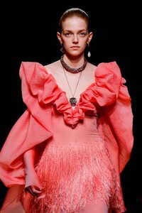 Alexander-McQueen-RTW-FW18-Paris-1192-1520278445.thumb.jpg.273123d2da3ddf3affea4b80069ad597.jpg